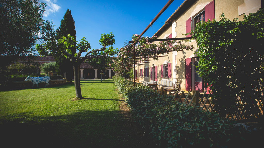 Courtyard terrace of Domaine d'Espeyran