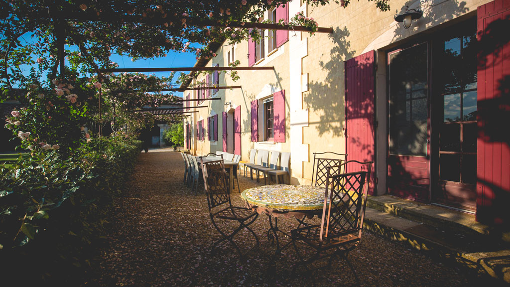 Terrasse du gîte du domaine d’Espeyran côté cour